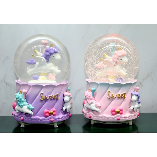 Unicorn İçi Dönmeli Püskürtmeli Işıklı Müzikli Kar Küresi Büyük Boy Unicorn İçi Dönmeli Püskürtmeli Işıklı Müzikli Kar Küresi Büyük Boy