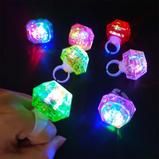 Kristal Tasarımlı Led Işıklı Gümüş Yüzük Kristal Tasarımlı Led Işıklı Gümüş Yüzük