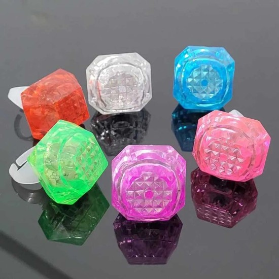 Kristal Tasarımlı Led Işıklı Gümüş Yüzük Kristal Tasarımlı Led Işıklı Gümüş Yüzük