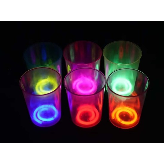 Karanlıkta Yanan Mega Glow Bardaklar 8 Adet Karanlıkta Yanan Mega Glow Bardaklar 8 Adet