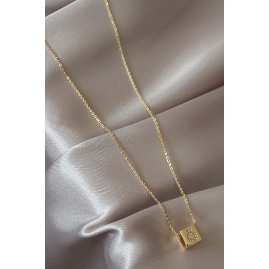 Küp Model Gold Renk Zirkon Taşlı Ö Harfli Kolye Küp Model Gold Renk Zirkon Taşlı Ö Harfli Kolye