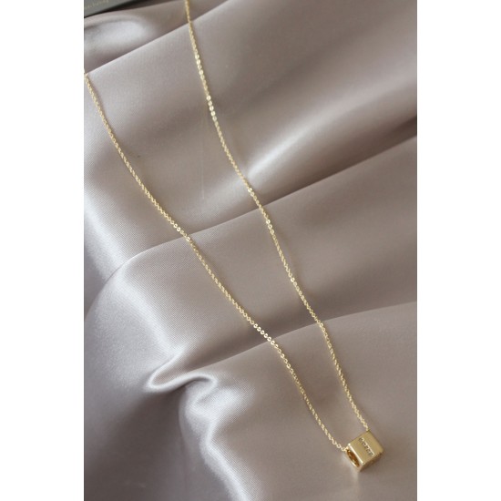 Küp Model Gold Renk Zirkon Taşlı İ Harfli Kolye Küp Model Gold Renk Zirkon Taşlı İ Harfli Kolye