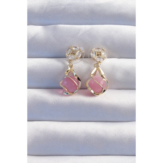 Pirinç Gold Renk Zirkon Taşlı Pembe Küre Tasarımlı Küpe Pirinç Gold Renk Zirkon Taşlı Pembe Küre Tasarımlı Küpe