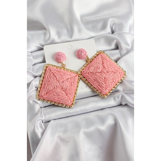 Pembe Kare Figürlü Hasır Örgü Model Gold Renk Kadın Küpe Pembe Kare Figürlü Hasır Örgü Model Gold Renk Kadın Küpe