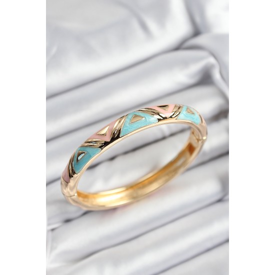 Mineli Pirinç Pembe Ve Mavi Üçgen Motifli Gold Renk Kadın Kelepçe Mineli Pirinç Pembe Ve Mavi Üçgen Motifli Gold Renk Kadın Kelepçe