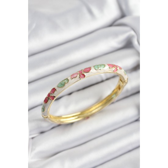 Mineli Pirinç Pembe Yeşil Ve Krem Çiçek Motifli Gold Renk Kadın Kelepçe Mineli Pirinç Pembe Yeşil Ve Krem Çiçek Motifli Gold Renk Kadın Kelepçe
