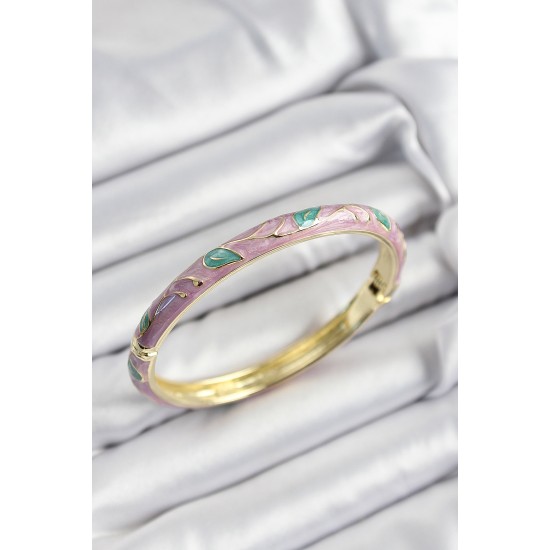 Mineli Pirinç Pembe Ve Yeşil Yaprak Motifli Gold Renk Kadın Kelepçe Mineli Pirinç Pembe Ve Yeşil Yaprak Motifli Gold Renk Kadın Kelepçe
